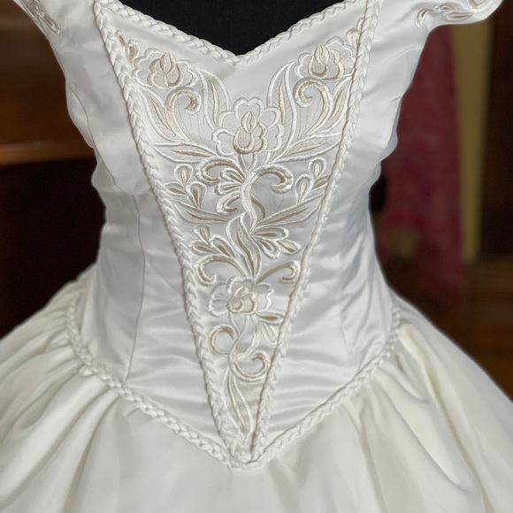 Wedding gown - Picture 10 of 12